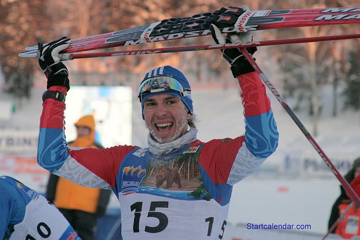 Артем Жмурко после победного финиша. Финиш мужского дуатлона на этапе Кубка мира по лыжным гонка в Рыбинске.